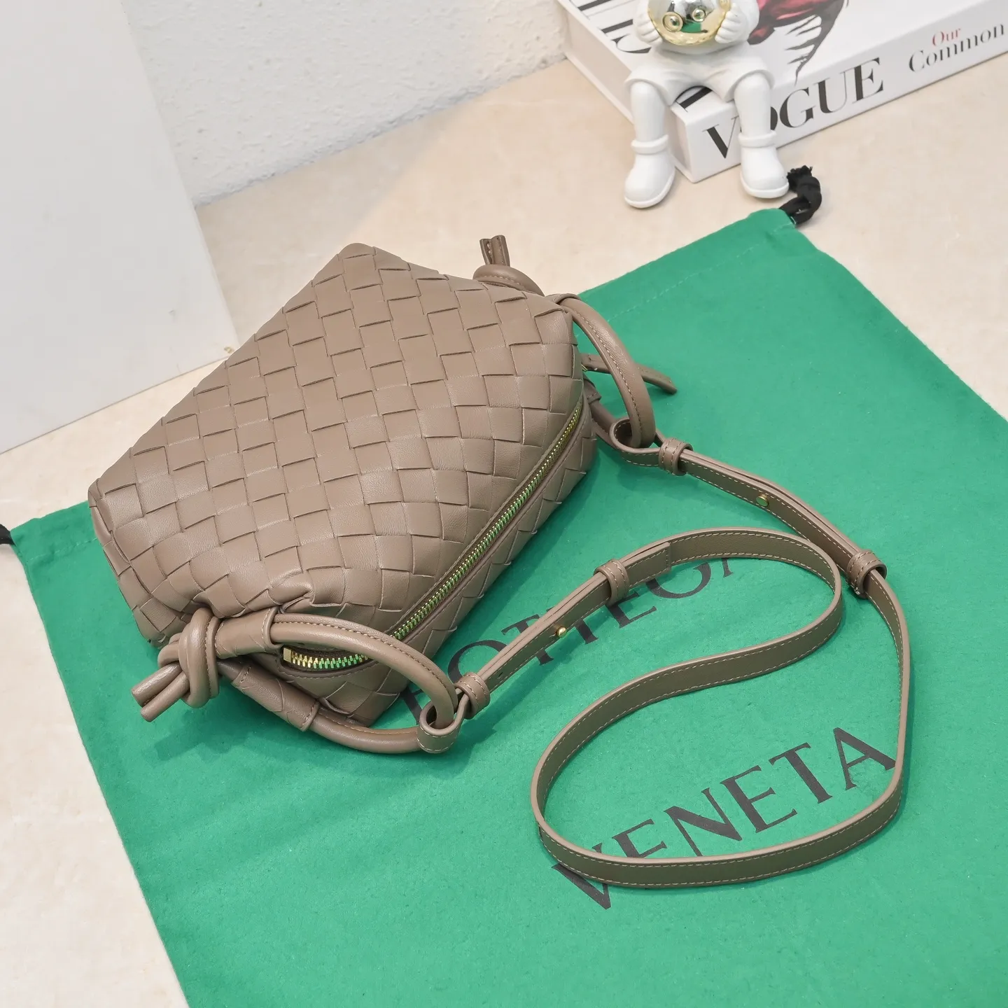 Batch 1360 BOTTEGA VENETA new loop is here! ! Many girls who like BV have owned the Loop bag. It has a simple appearance, classic weaving, and a compact and lightweight bag shape. This innovation continues the "camera bag" shape. Unlike the traditional Loop bag, which can only be worn as a crossbody bag, this innovation It can be carried by hand or cross-body, satisfying both the concave shape and daily needs. The oversized buckle can be folded and used as a handle. The sultry heat in summer ☀️ usually reduces people's desires. Having a lightweight bag will greatly enhance the happiness of traveling🫧 Style number: 6615 Size: 19*12*9cm